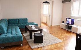 Spacious Modern Apartment Aerodrom